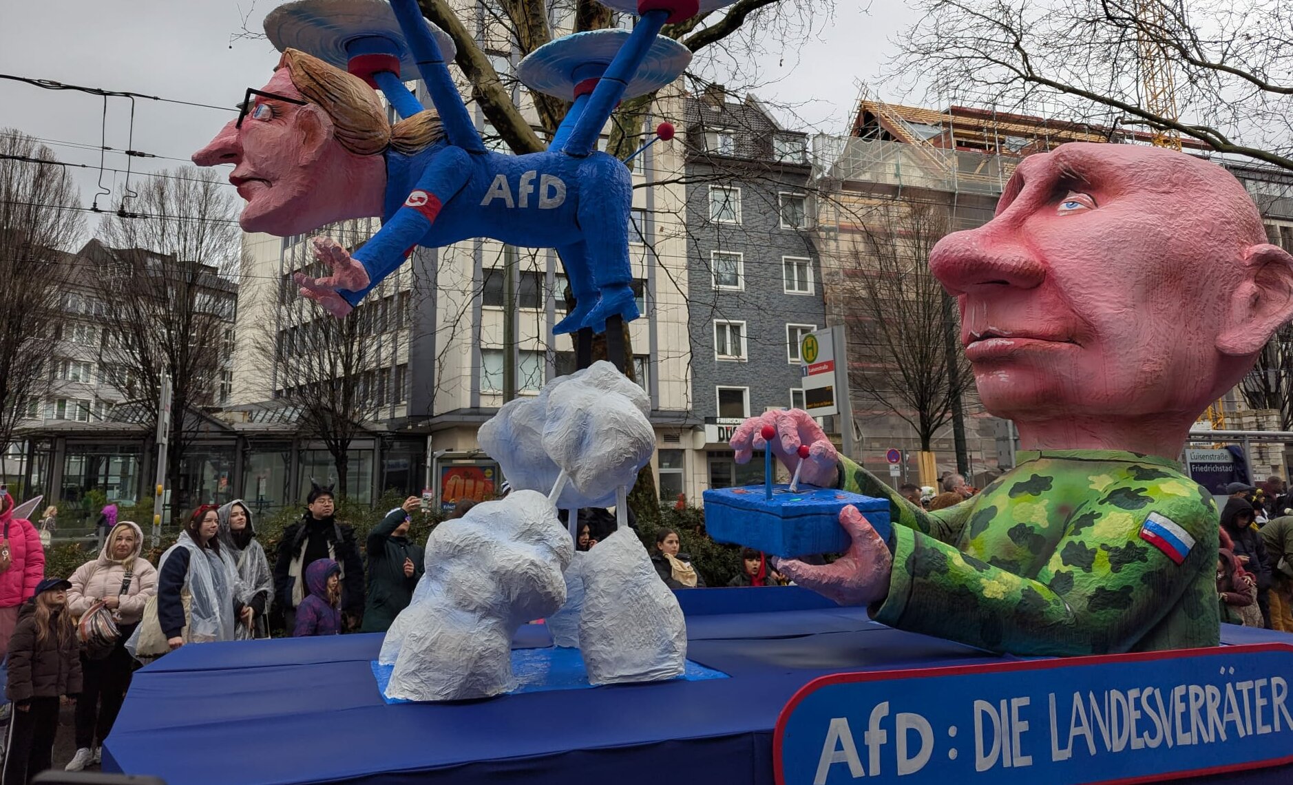 Karnevalswagen von Jacques Tilly über Putin und die AFD, mit der AFD als Drohen Putins