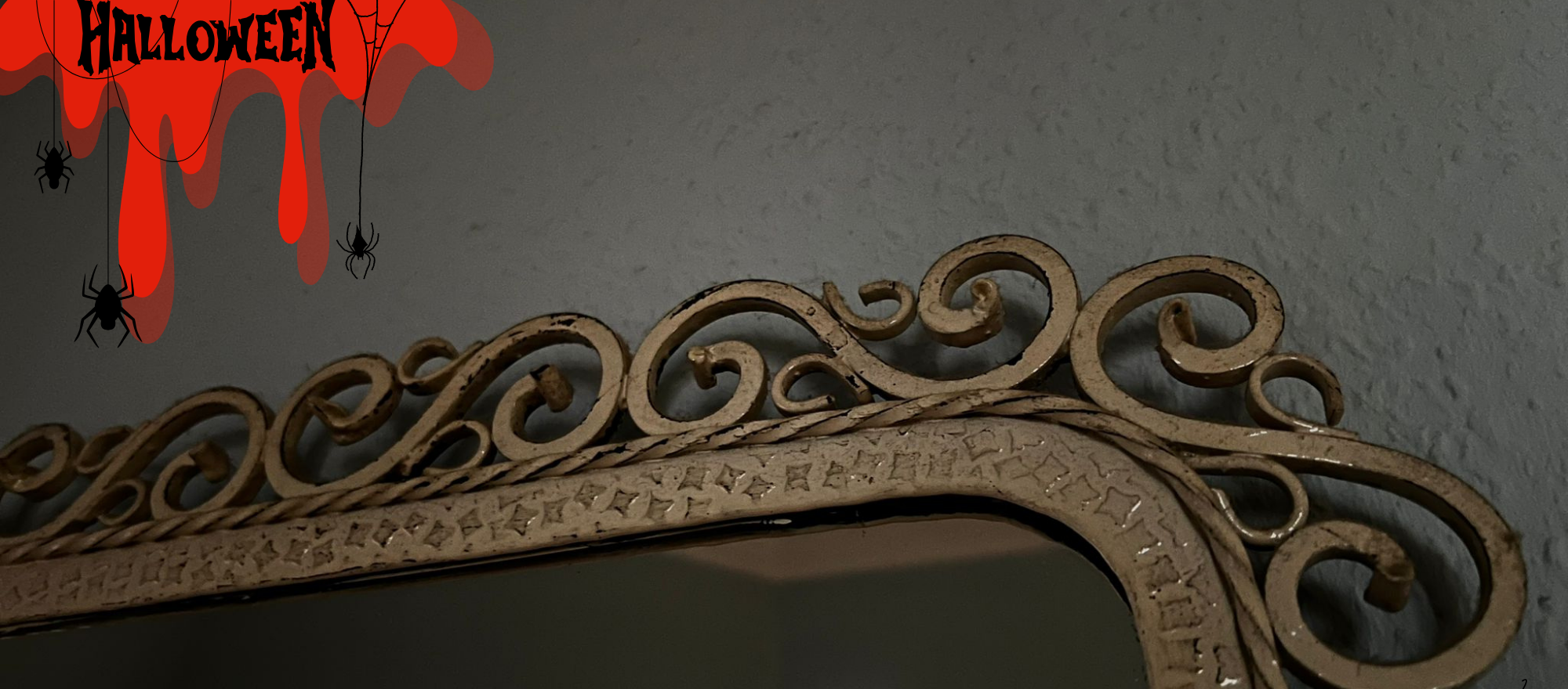 Auf dem Bild sieht man die Ecke eines alten Spiegels mit goldenem Rahmen. An der Seite ist ein Halloween-Logo (Foto: Gregory Sheftel)