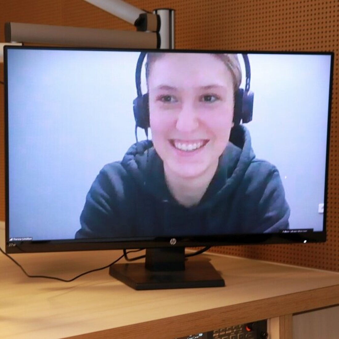 Auf dem Bild ist Theresa Schültken per Videcall zugeschaltet.