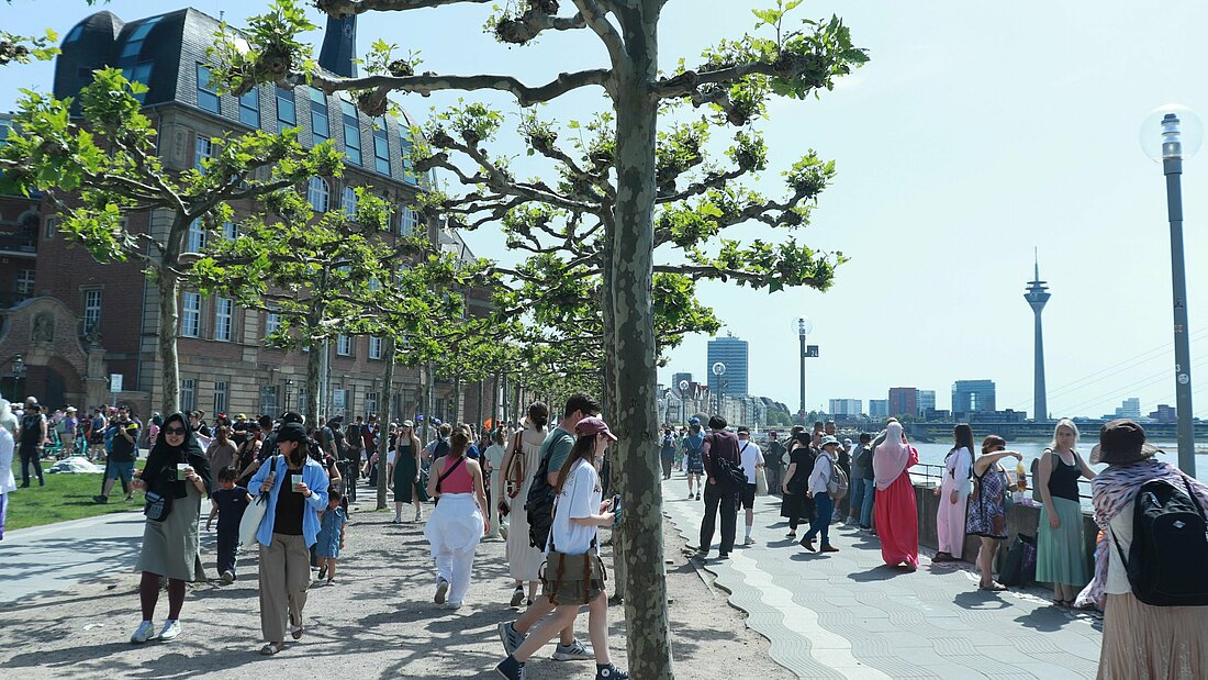Blick auf die belebte Rheinuferpromenade während des Japan-Tages (Foto: Vivien Henning) Blick auf die belebte Rheinuferpromenade während des Japan-Tages (Foto: Vivien Henning)