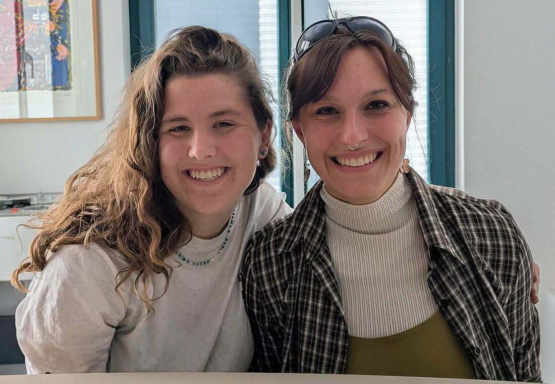 Zu sehen sind die beiden Beisitzerinnen vom Landesvorstand der Grünen Jugend NRW: Mara Kleine und Philippa Klein