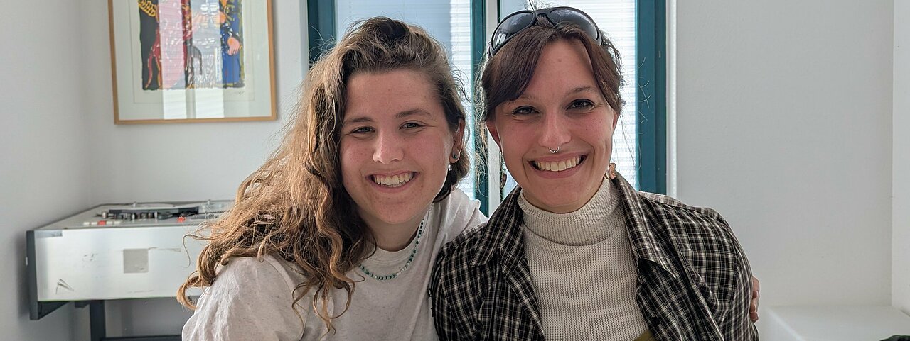 Zu sehen sind die beiden Beisitzerinnen vom Landesvorstand der Grünen Jugend NRW: Mara Kleine und Philippa Klein