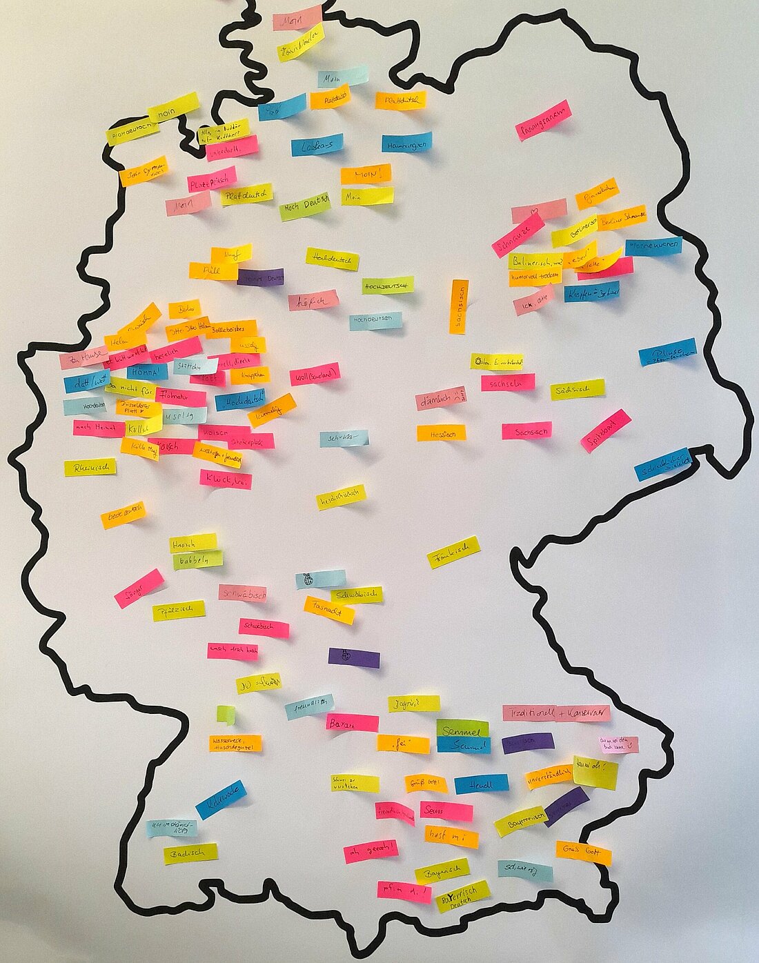 Man sieht die Umrisse einer Deutschlandkarte mit Post-its auf der Fläche 