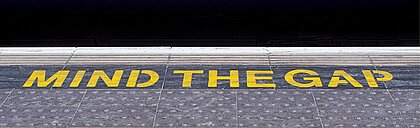 Bahnsteig mit dem Schriftzug "Mind the gap"