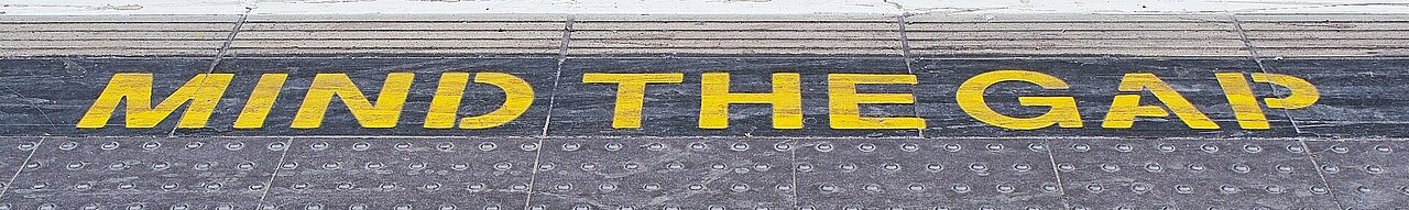 Bahnsteig mit dem Schriftzug "Mind the gap"