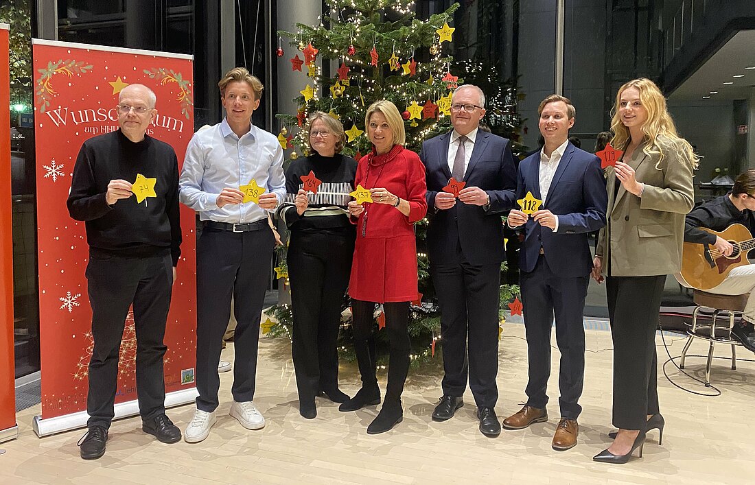 Auf dem Bild sind (von links nach rechts) Vorstandsassistent des Flüchtlingsvereins Herr Wilden, Fachschaftsmitglied Laurenz, Bürgermeisterin Zepunkte, Rektorin Prof. Dr. Steinbeck, Studiendekan Prof. Dr. Heimeshoff und Fachschaftsmitglieder Jan-Philipp und Helena.