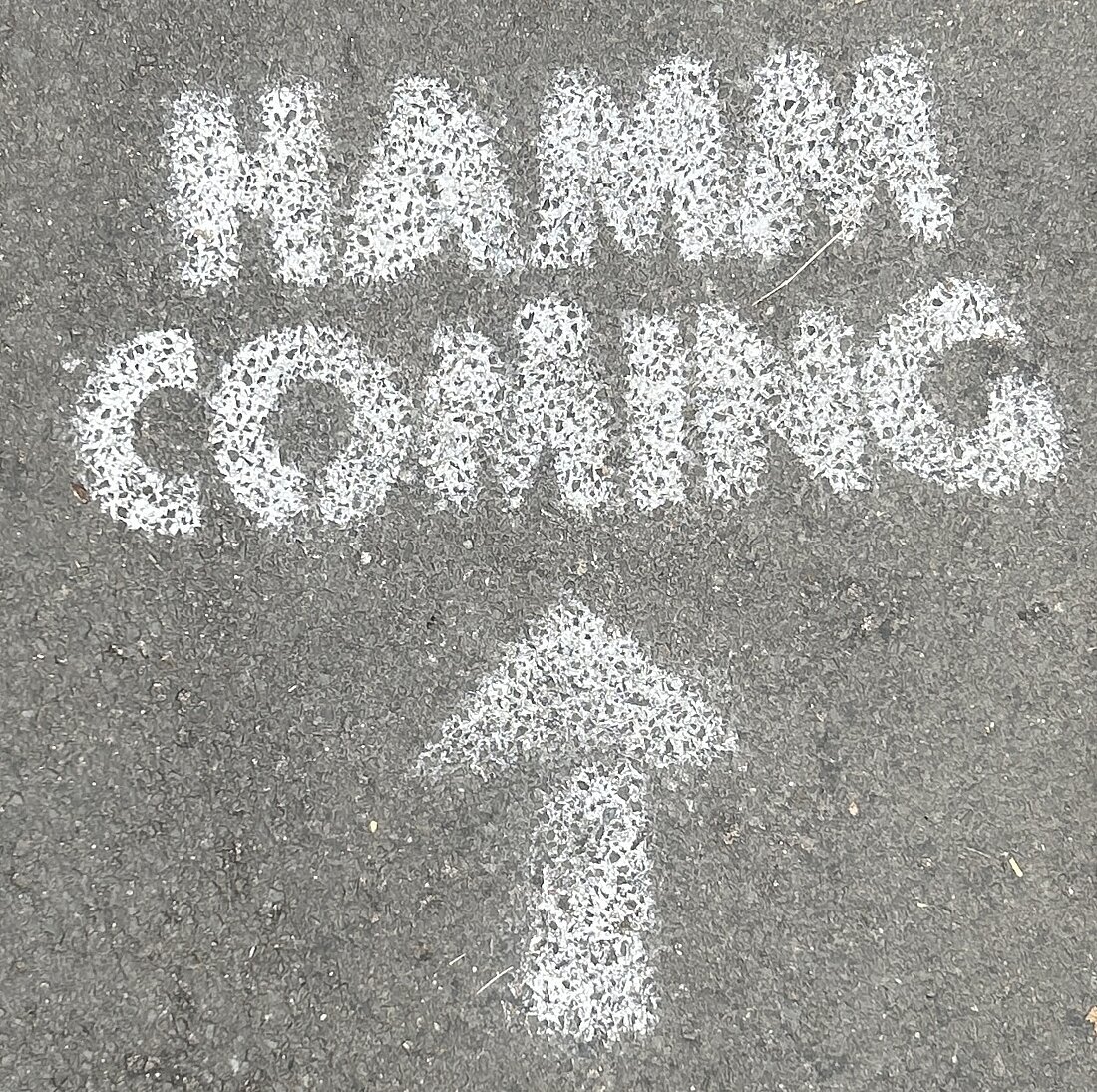Man sieht einen Pfeil mit dem Schriftzug Hamm Coming, der den Weg zur Konzertlocation weist.