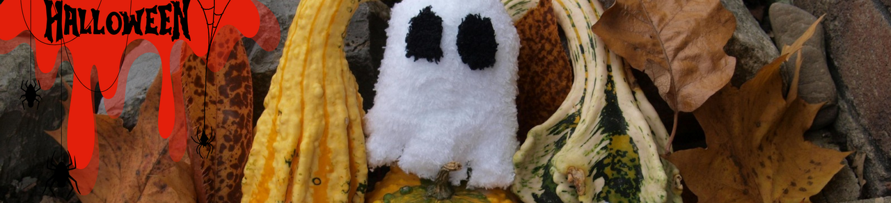 Auf dem Bild sieht man ein Geister auf Stoffe, die auf bunten Blättern stehen (Foto: Michelle Pieczyk)