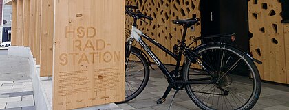 Die Radstation an der HSD ist ganz aus Holz und wurde von Studierenden gebaut. (Foto: Wiebke Howestädt) Das Bild zeigt die Radstation an der HSD.