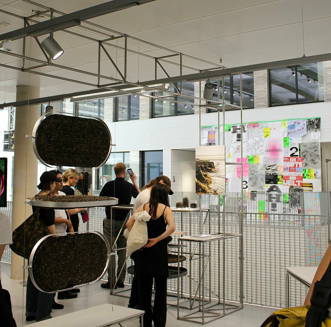 Ein Ausstellungsraum, links dunkle Raumtrenner aus Seegras