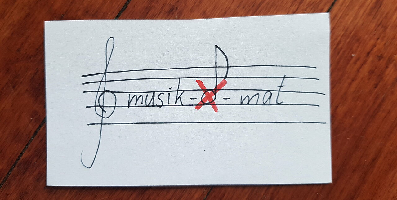 Notenlinien auf denen Musik-O-Mat geschrieben ist