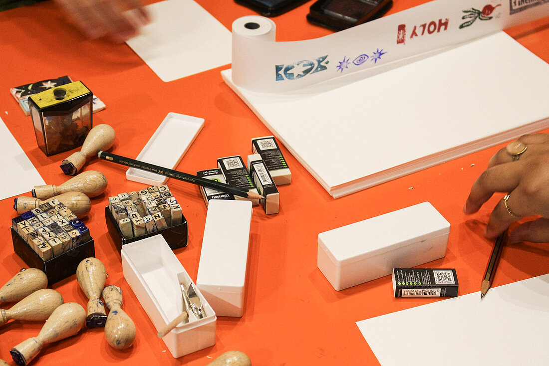 Stempel-Station in der Ausstellung (Foto: Lieselotte Hahn) Eine Ansammlung von Bastelartikeln