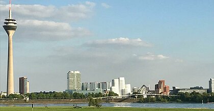 Man sieht die Rheinuferpromenade mit Fersenturm