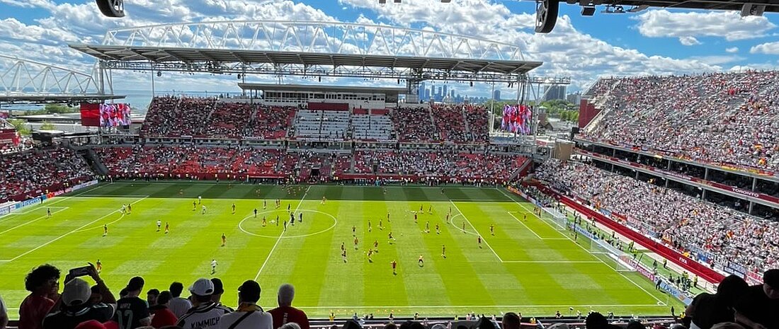 Auf dem Bild sieht man das Stadion von Toronto von innen. Dort spielte die deutsche Nationalmannschaft gegen die Elfenbeinküste