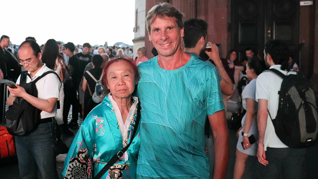 Stammgäste Ani und Martin (beide 62) vor der Bühne während eines Auftritts (Foto: Vivien Henning) Stammgäste Ani und Martin (beide 62) vor der Bühne während eines Auftritts (Foto: Vivien Henning)