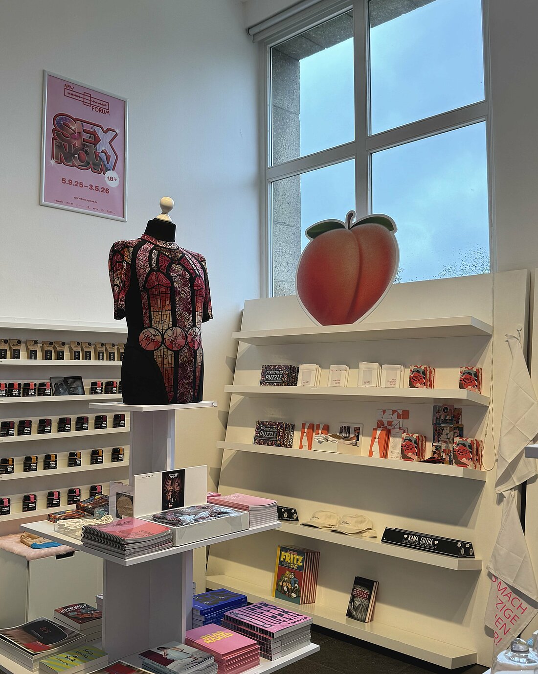 Das Bild zeigt einen Einblick in den Museumsshop