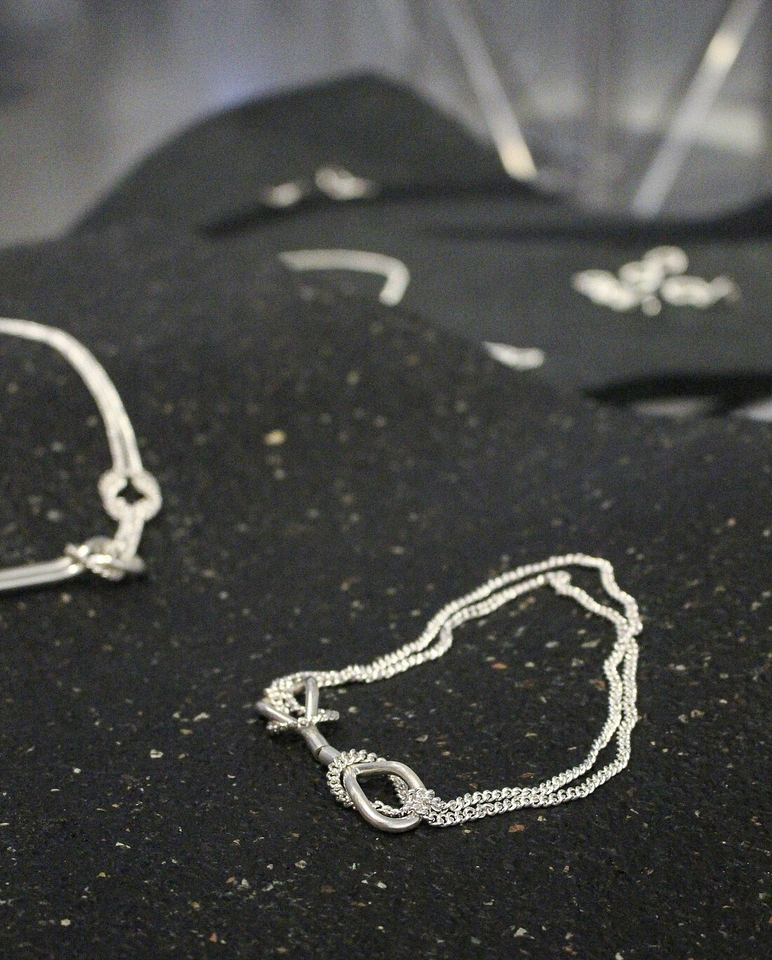 „Knoten“ von Mika Meinck (Foto: Lieselotte Hahn) Ein Schmuckstück aus „Knoten“ von Mika Meinck
