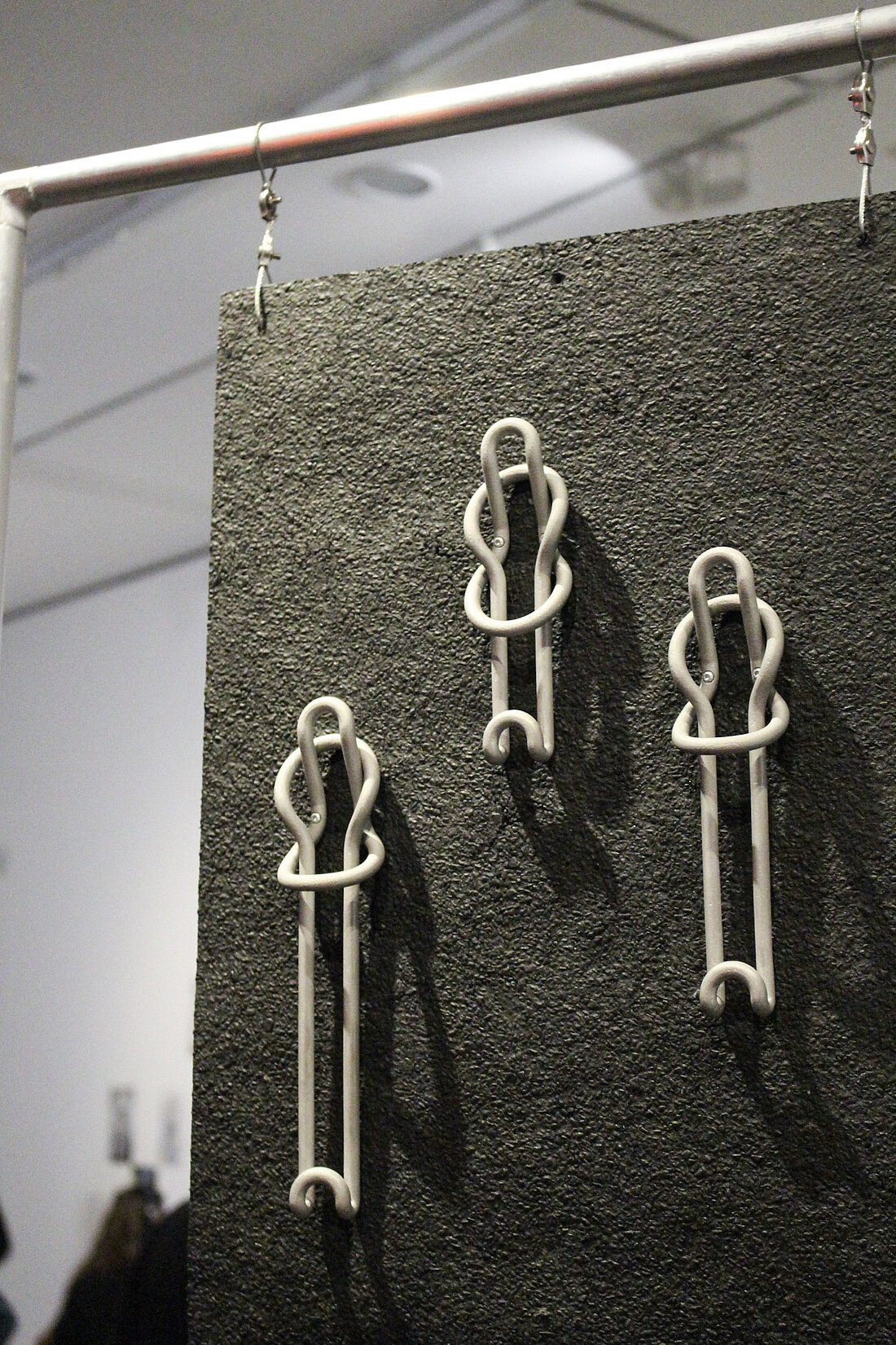 „Knoten“ von Mika Meinck (Foto: Lieselotte Hahn) Wandhaken aus „Knoten“ von Mika Meinck
