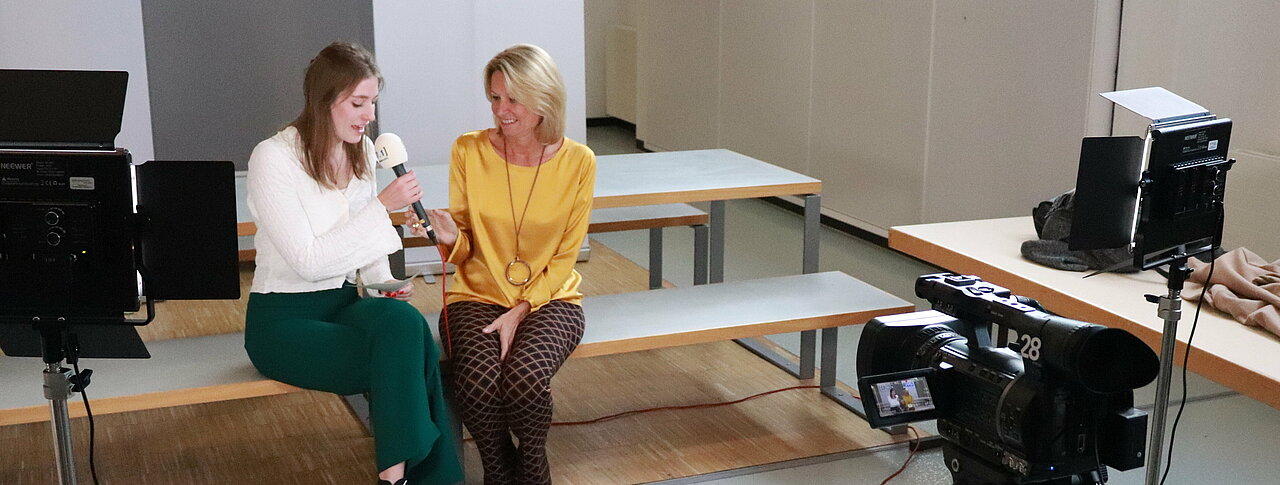 Moderatorin Greta Stangner (links) und HHU-Rektorin Anja Steinbeck (Foto: Julia Vollmer) Greta Stangner (links) und Anja Steinbeck