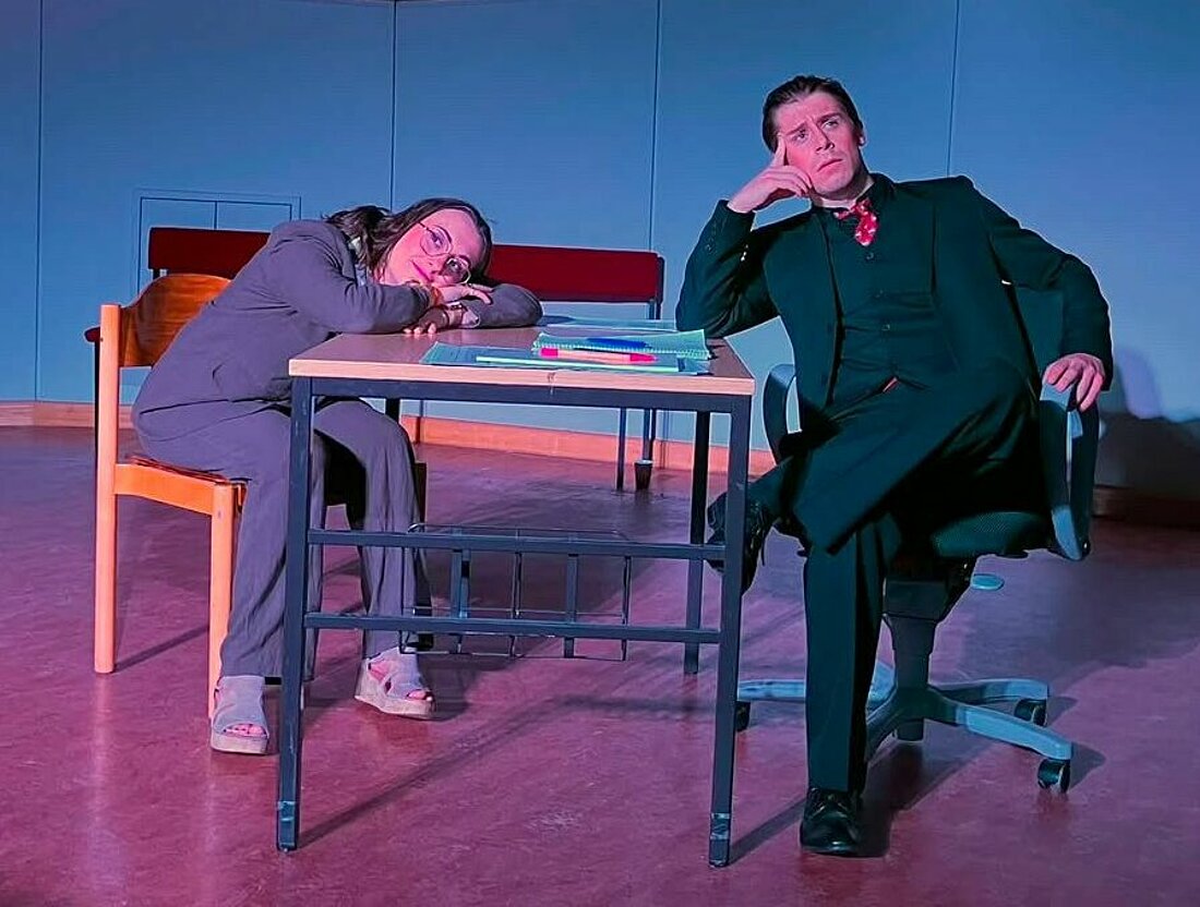Auf dem Foto sieht man Margarethe Faust und Mephisto am Tisch sitzen 