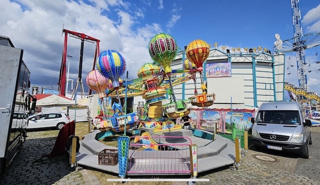 Man sieht ein Kinderfahrgeschäft.