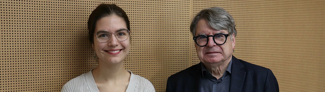 Auf dem Foto ist Ulrich von Alemann mit Moderatorin Johanna Warszawa. Sie stehen nebeneinander und lächeln in die Kamera.