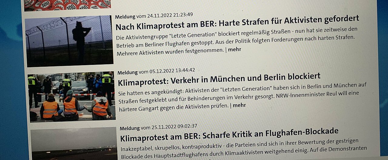 Auf dem Bild sind Schlagzeilen aus den Medien über Klimaproteste zu sehen.