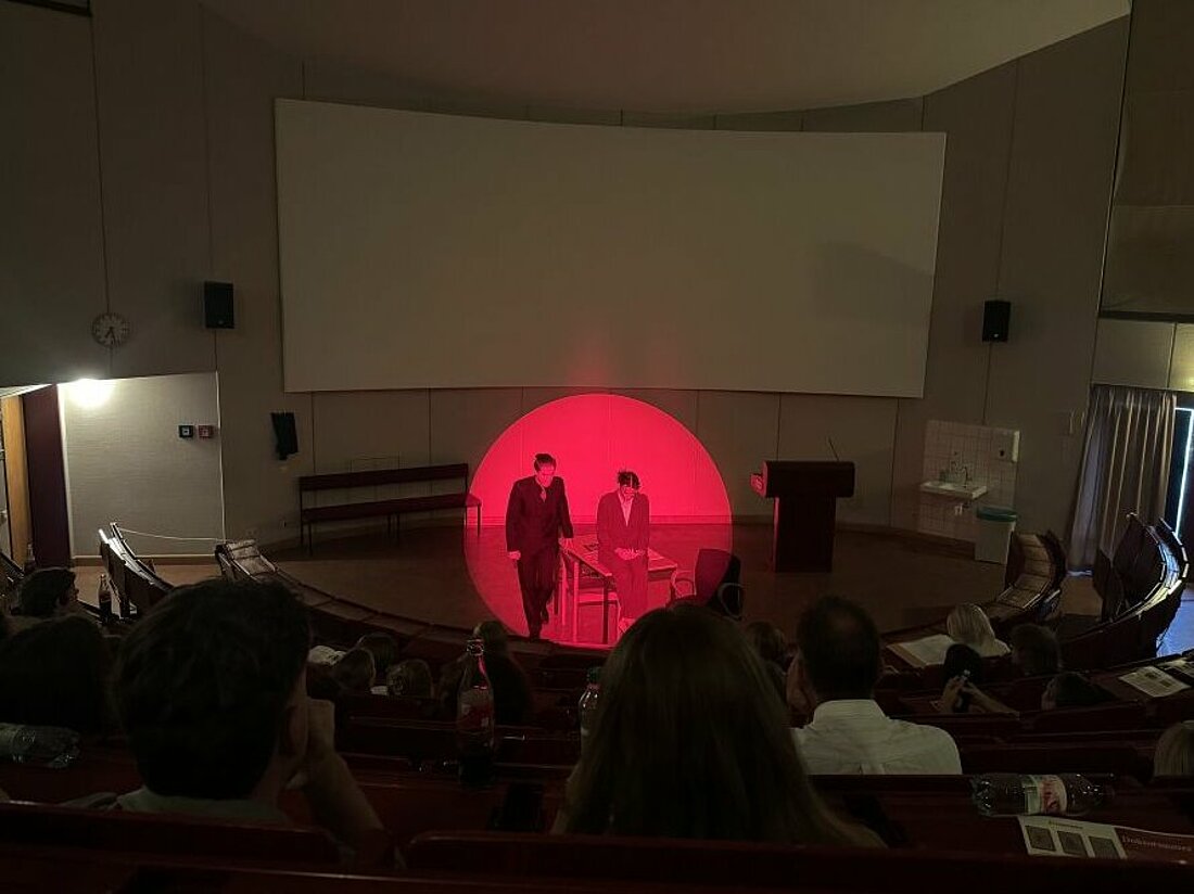 Auf dem Foto sieht man den Pakt zwischen Mephisto (Arthur Haltrich) und Margarete Faust (Annika Probst)