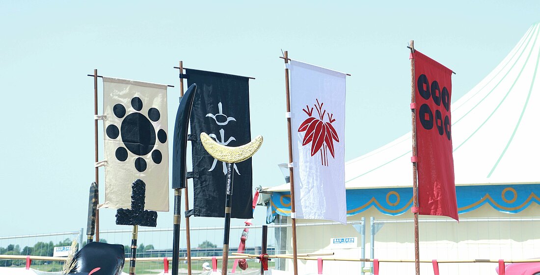 Flaggen der Samurai-Gruppe Takeda wehen am Robert-Lehr-Ufer (Foto: Vivien Henning) Flaggen der Samurai-Gruppe Takeda wehen am Robert-Lehr-Ufer (Foto: Vivien Henning)