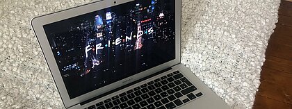 Laptopbildschirm auf dem das Logo der Serie "Friends" zu sehen ist