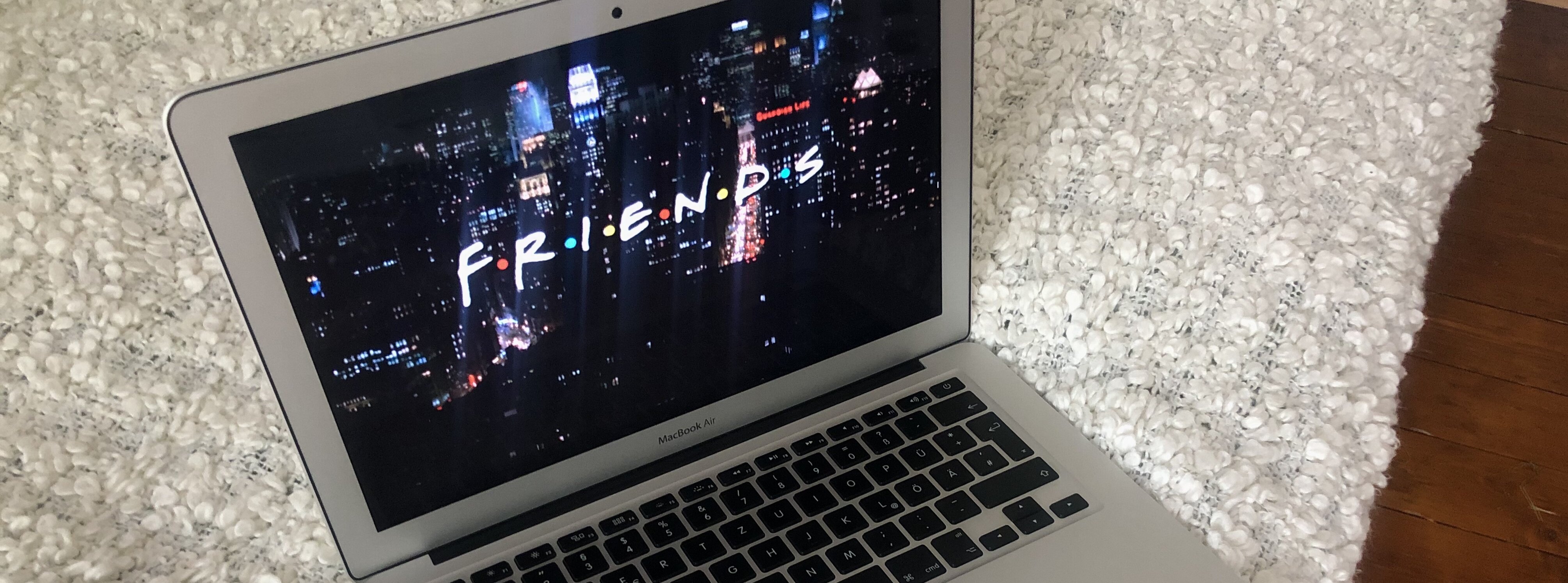 Laptopbildschirm auf dem das Logo der Serie "Friends" zu sehen ist
