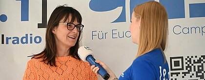 Auf dem Foto sieht man Kirsten Mallossek, die im mobilen Studio an der HSD steht und interviewt wird von hochschulradio düsseldorf
