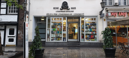 Man sieht die Fassade des Heine Hauses mit der Buchhandlung Müller & Böhm auf der Bolkerstraße
