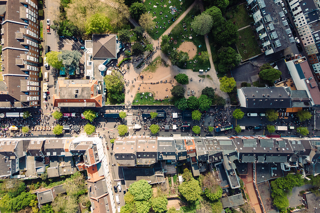 Das c/o pop Festival aus dem Jahr 2025 von oben mit Blick auf die gefüllten Straßen zwischen den Gebäuden von Köln