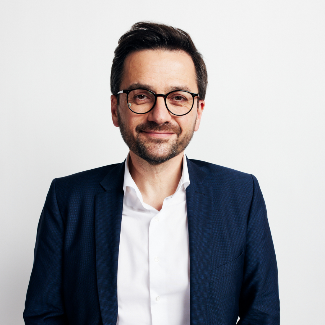 Thomas Kutschaty (Foto: NRW SPD | Maximilian Koenig) Zu sehen ist ein Mann mittleren Alters mit dunklen Haaren, Brille und einem Drei-Tage-Bart, der in die Kamera lächelt