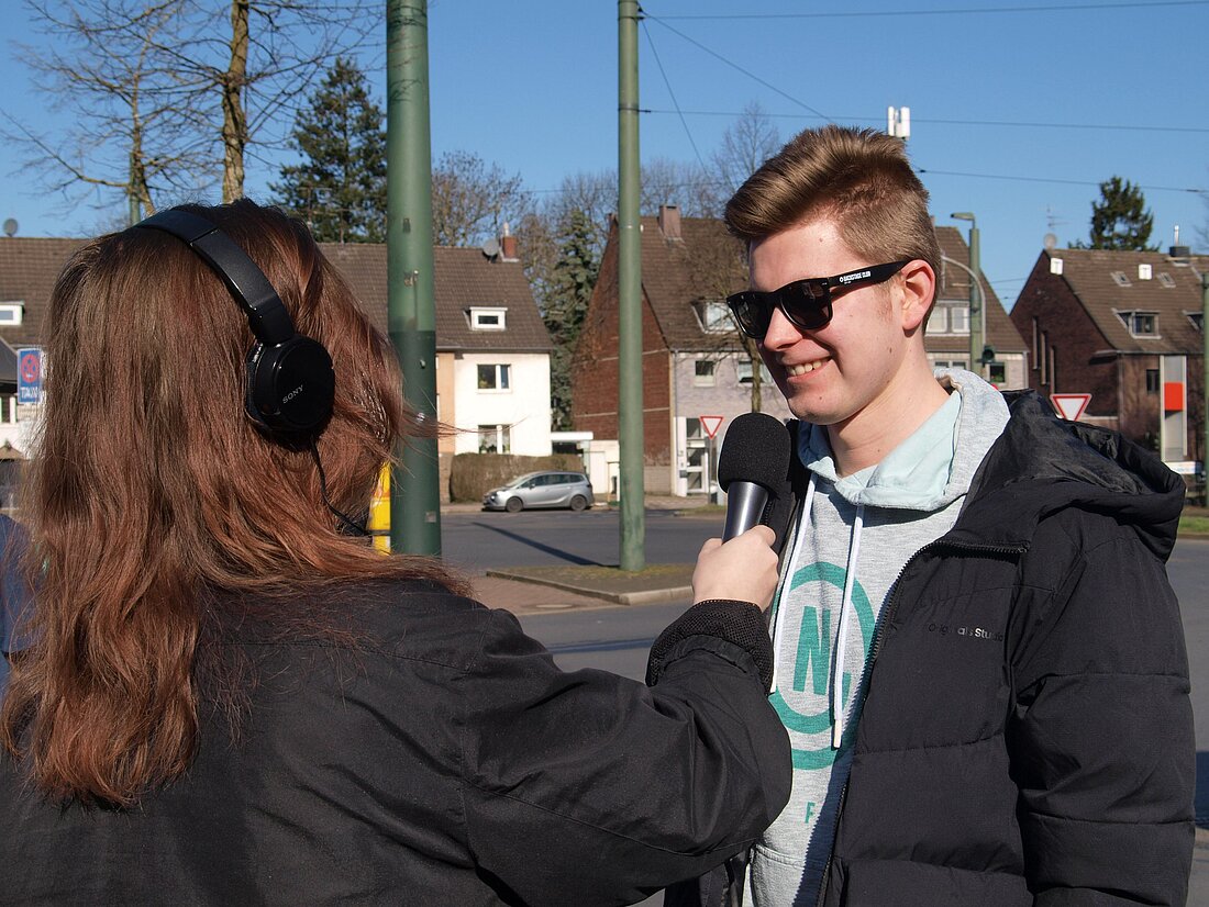 Auf dem Bild sieht man einen Mitarbeiter der Rheinbahn im Interview mit hochschulradio düsseldorf