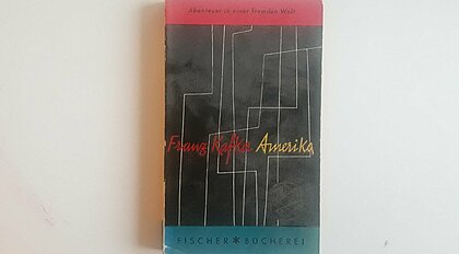"Amerika" ist der Titel, den Max Brod gewählt hat, als er Kafkas Werke posthum veröffentlichte. (Foto: Eddie Wienströer) Das Cover von Kafka "Der Verschollene" in dieser Ausgabe mit dem Titel "Amerika"