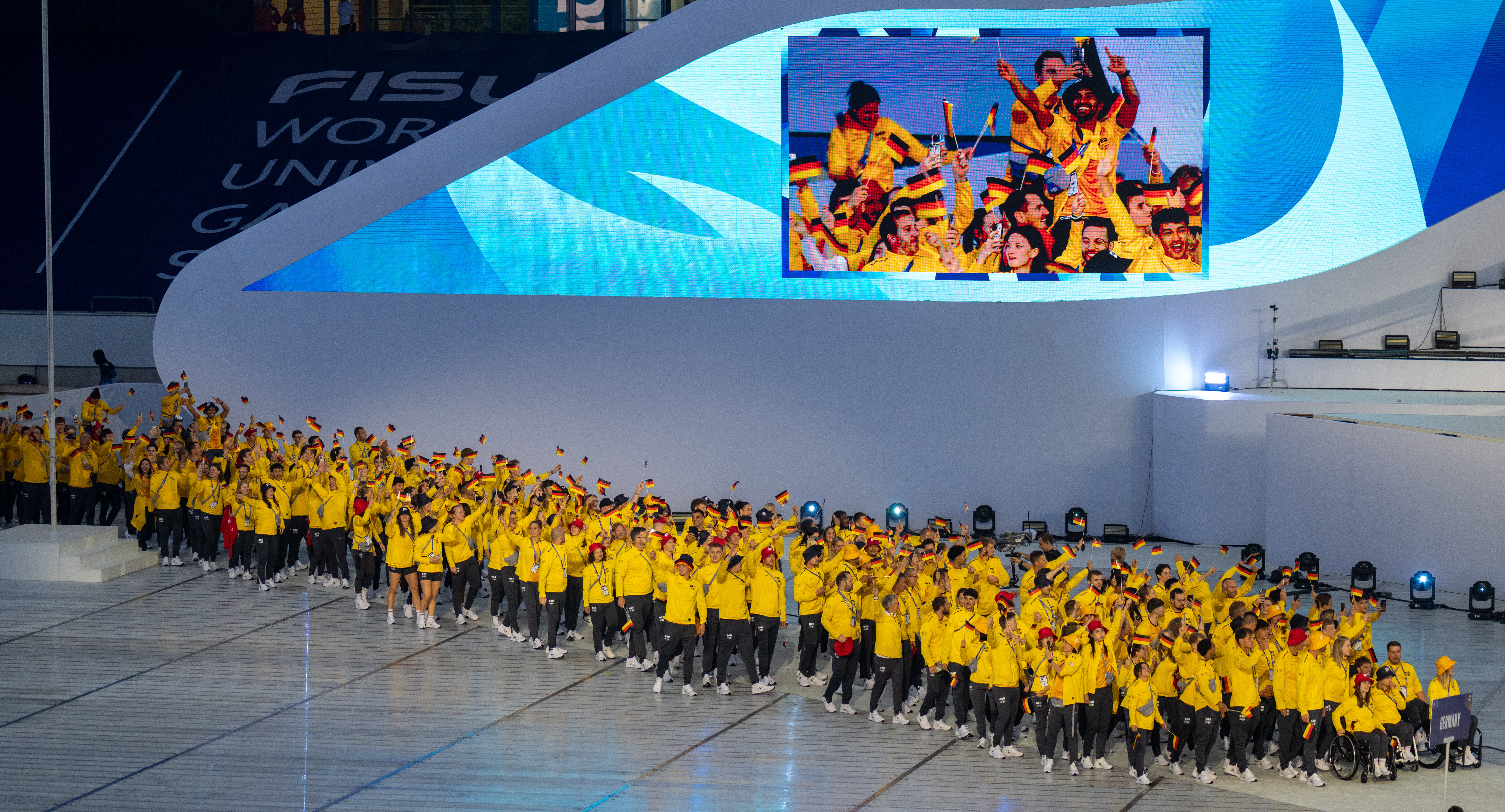 Team Deutschland beim Einzug bei der Eröffnungsfeier mit Fahnen