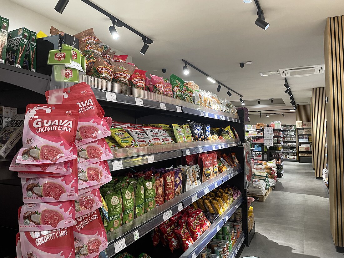 Auf dem Bild sieht man ein Regal gefüllt mit koreanischen Süßigkeiten und Snacks.