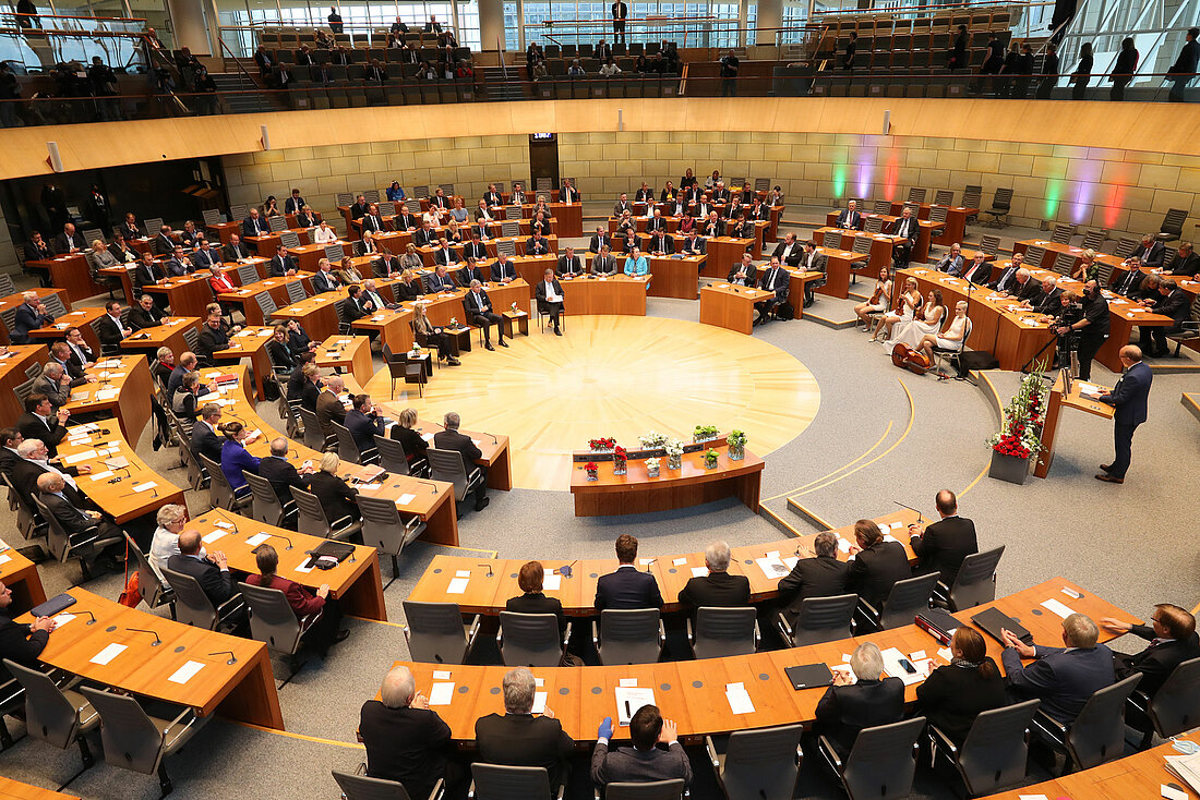 Im Oktober feierte der Landtag sein 75-jähriges Bestehen. (Foto: Landtag NRW, Bernd Schälte) Zu sehen ist der Plenarsaal des Düsseldorfer Landtages während seiner 75-Jahre-Feier.