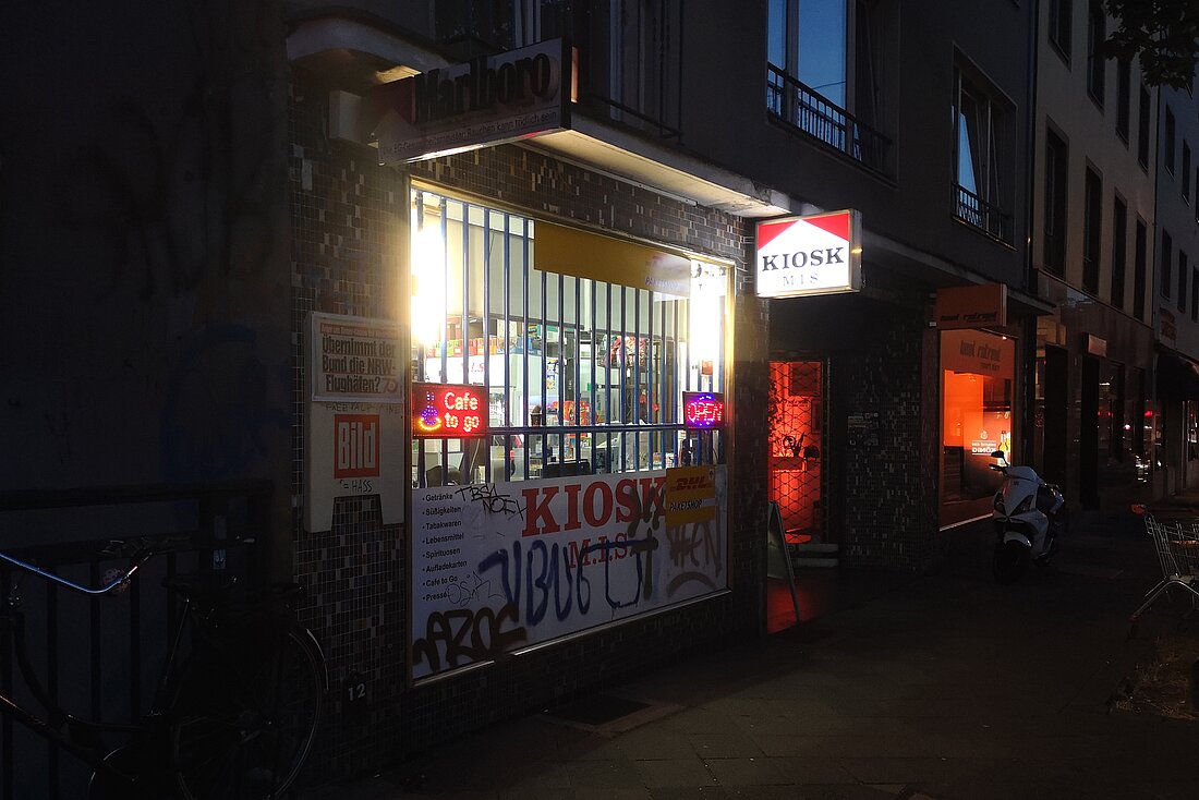 Man sieht ein Kiosk bei Nacht auf der Ackerstraße in Düsseldorf.