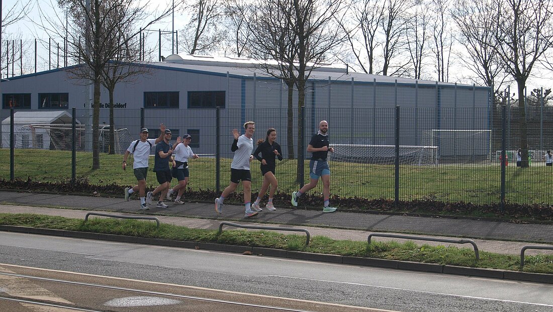 Auf dem Bild sieht man die Gruppe beim Laufen nach Neuss
