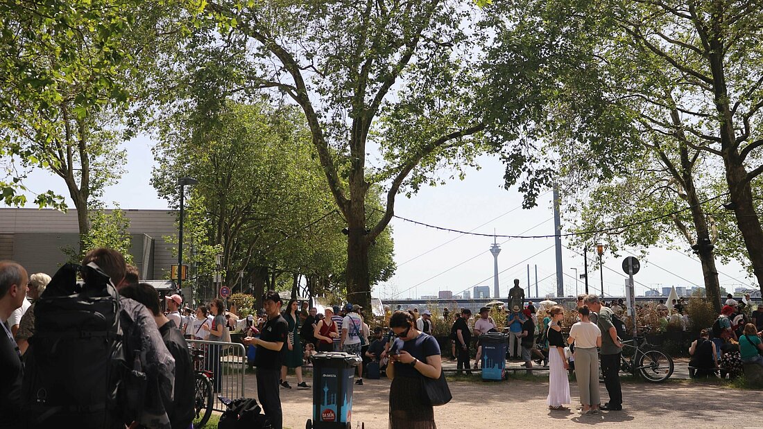 Zahlreiche Besucher genießen das Programm im Schatten der Bäume im Rheinpark (Foto: Vivien Henning) Zahlreiche Besucher genießen das Programm im Schatten der Bäume im Rheinpark (Foto: Vivien Henning)
