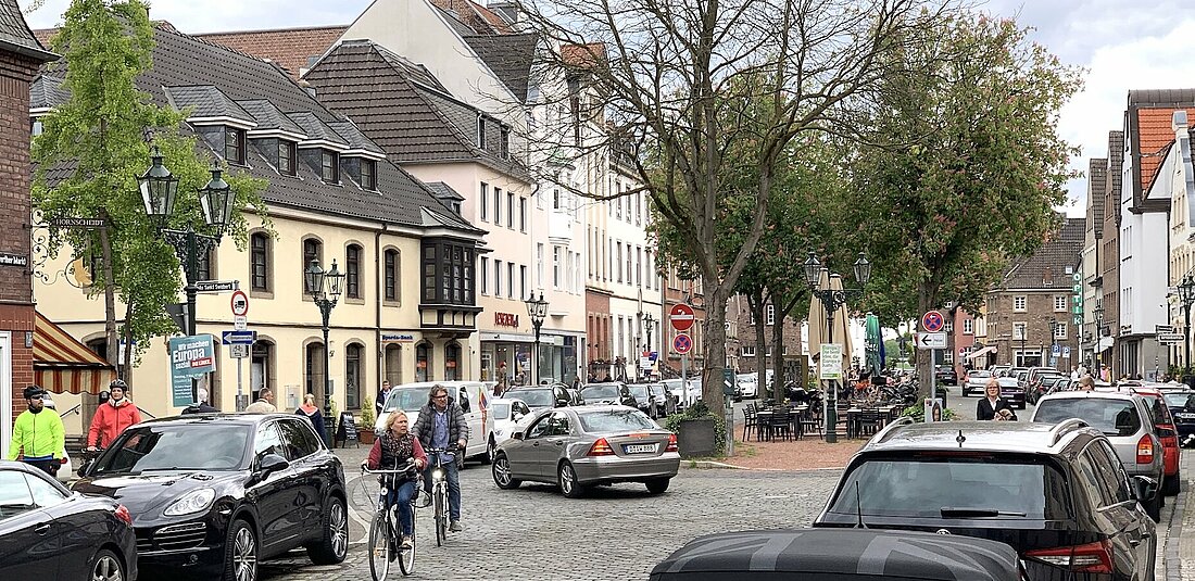 Hier sieht man die belebte Altstadt von Kaiserswerth.