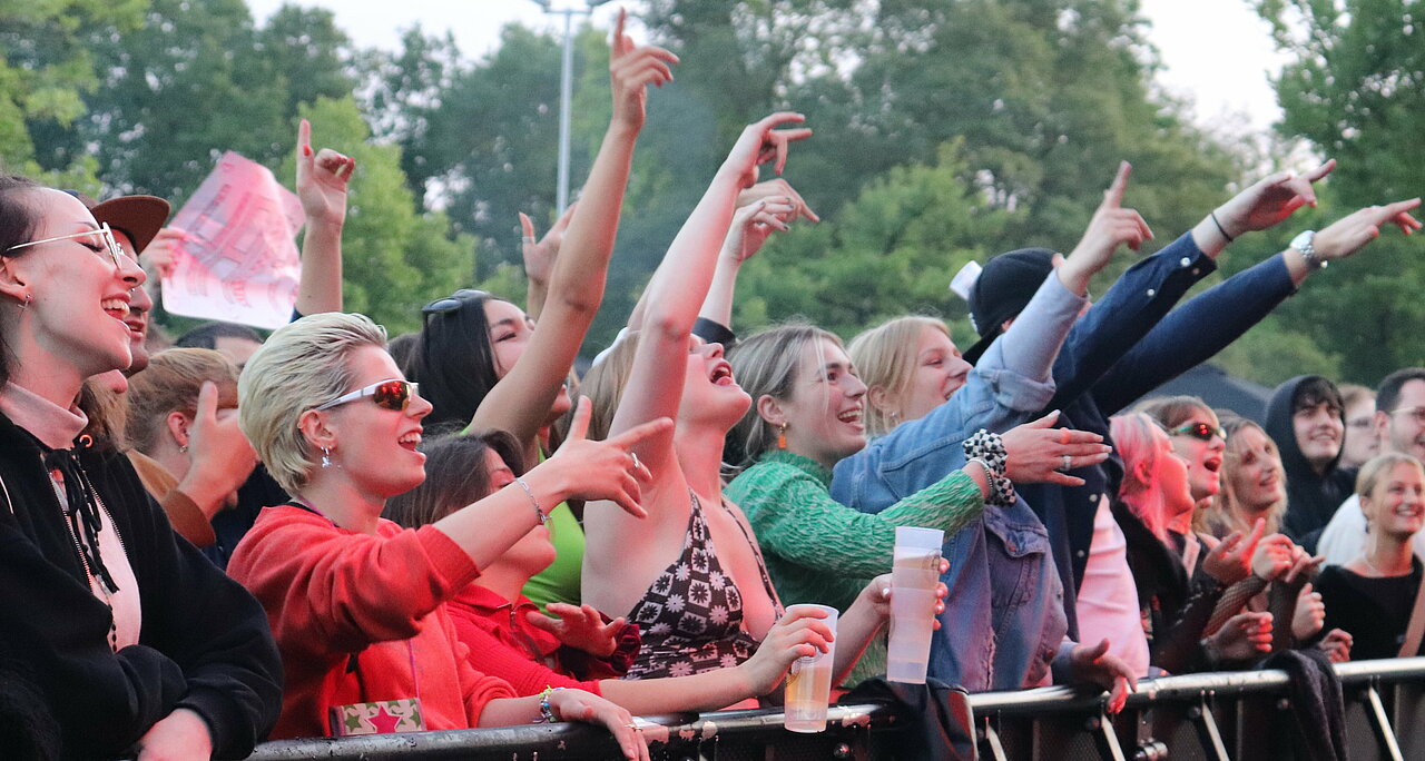 So feierte das Publikum die Künstler:innen auf dem Sommerkult 2022. (Foto: Lena Berghaus) Auf dem Foto ist das Publikum vor der Bühne auf dem Sommerkult 2022 zu sehen.