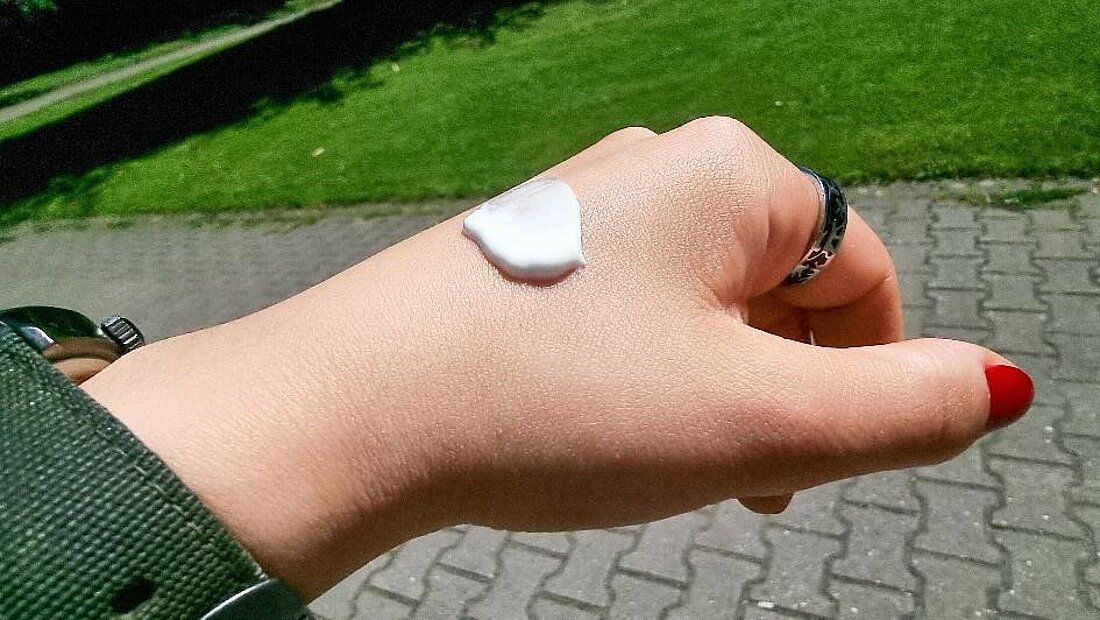 Foto: Michaela Barbagianni Man sieht etwas Sonnencreme auf einem Handrücken