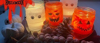 2 Kürbis-Windlichter und 2 Mumien-Windlichter in Herbstdeckoration