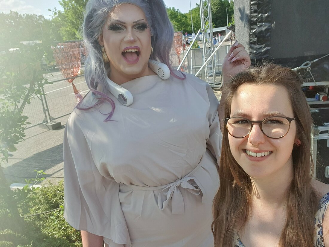 Auf dem Bild sind Anna Hülkenberg und die Drag Queen Aria Vidercy zu sehen auf dem Sommerkult 2023.