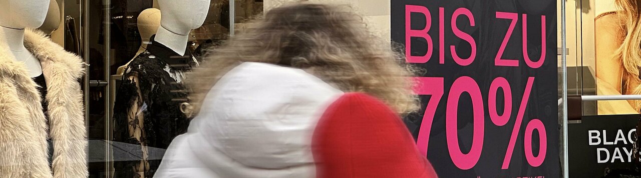 Auf dem Bild sieht man ein Plakat mit einer Rabattaktion in der Innenstadt (Foto: Lieselotte Hahn)