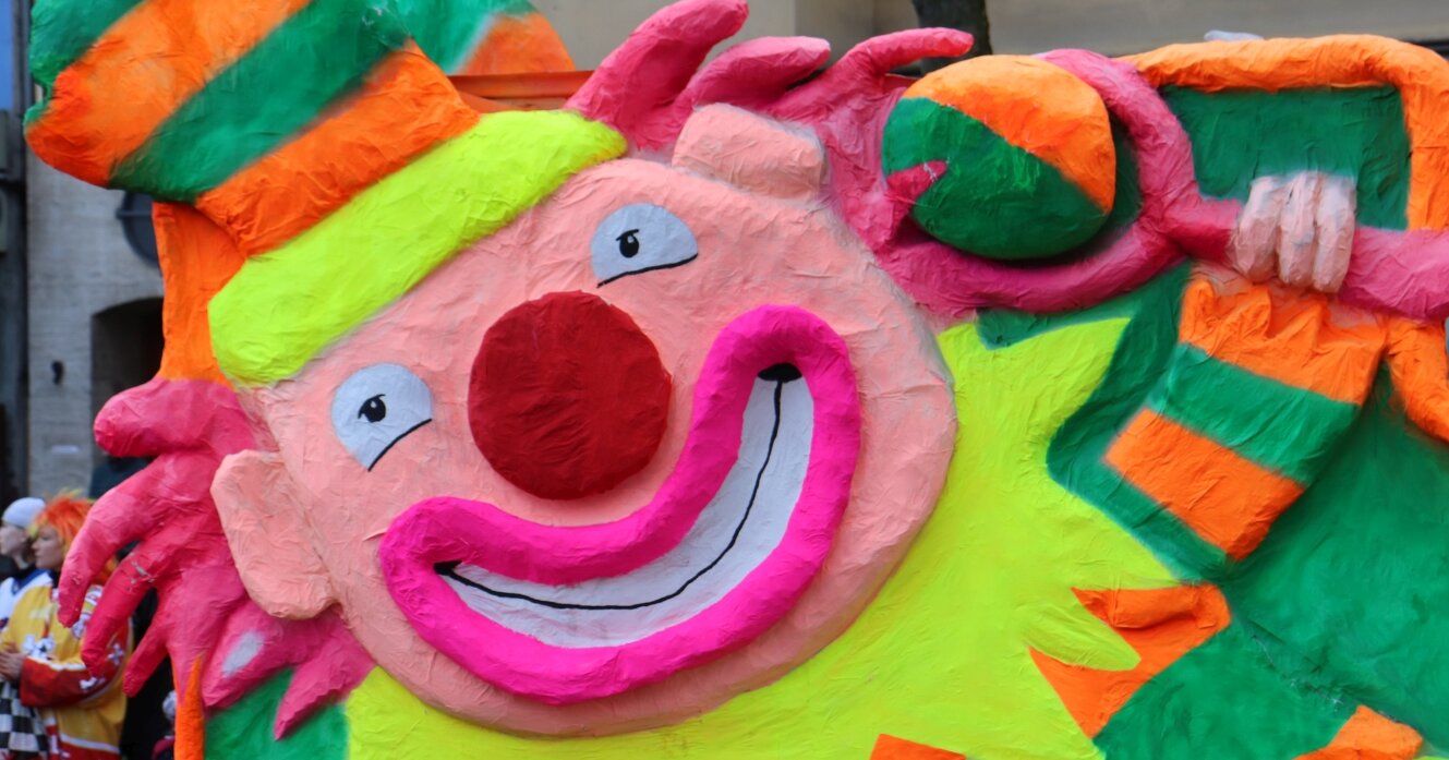 Düsseldorf feiert wieder Karneval. (Foto: Andreas Meske) Auf dem Foto ist der Karnevalsumzug in Düsseldorf zu sehen. Im Vordergrund lächelt ein großer Pappmaschee Clown in das Foto.